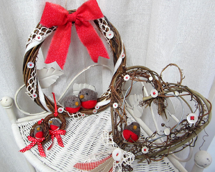 needlefelt robins on hearts and wreaths