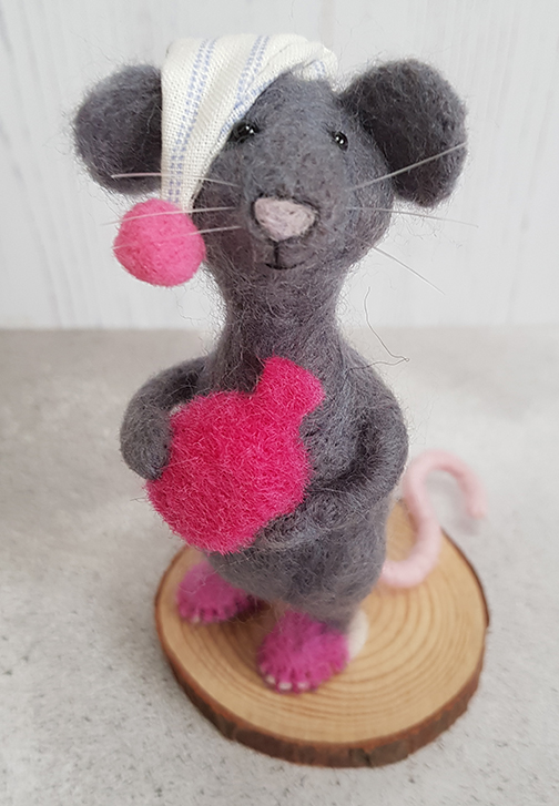 Needlefelt Mouse with hot waterbottle
